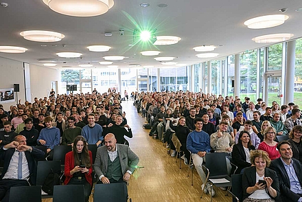 Erstsemester 2024 von der Bühne aus fotografiert im Forum auf dem Bildungscampus