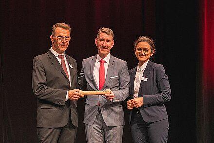 Das Foto zeigt Prof. Dr. Joachim Frech, Prof. Dr. Boris Alexander Kühnle und Prof. Dr. Martina Klärle bei der Amtsübergabe.
