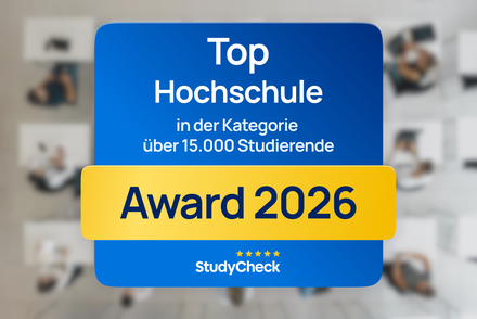 Blaues Siegel mit dem Text Top Hochschule in der Kategorie über 15.000 Studierende und gelbem Störer mit dem Text Award 2026