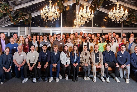 Auf dem Foto sind alle neuen Stipendiaten und die Gäste des Abends in zwei Reihen hintereinander zu sehen.