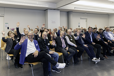 Die dritte Dozentenehrung der DHBW Heilbronn fand am 16. Oktober 2026 am Bildungscampus in Heilbronn statt. Die geehrten Dozentinnen und Dozenten sitzen in Stuhlreihen und winken in die Kamera.