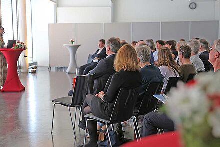 Dozierende werden an der DHBW Heilbronn von Rektorin Prof. Dr. Nicole Graf geehrt.