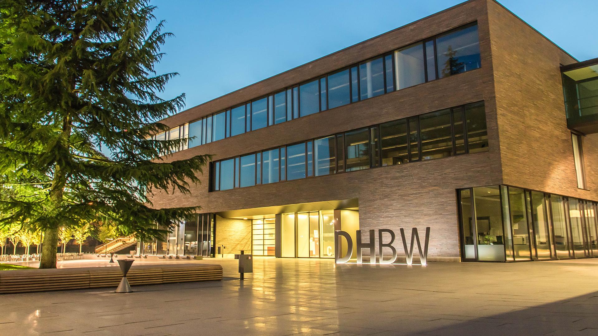DHBW Gebäude Bildungscampus 5 Auf dem Foto ist das DHBW Gebäude Bildungscampus 5 mit dem DHBW Schriftzug davor zu sehen.