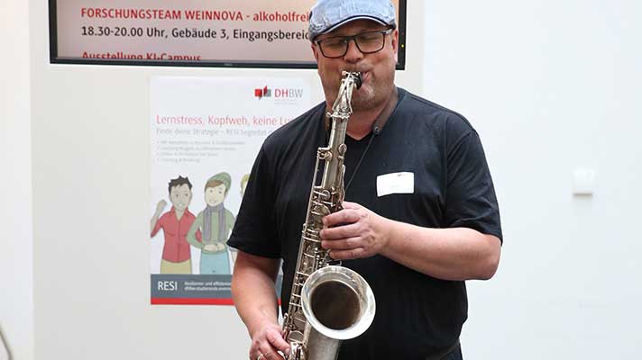 Für gute Stimmung bei der Dozent*innen-Ehrung sorgte der Jazzmusiker und Diplommusikpädagoge Jörg Linke mit seinem Saxophon.