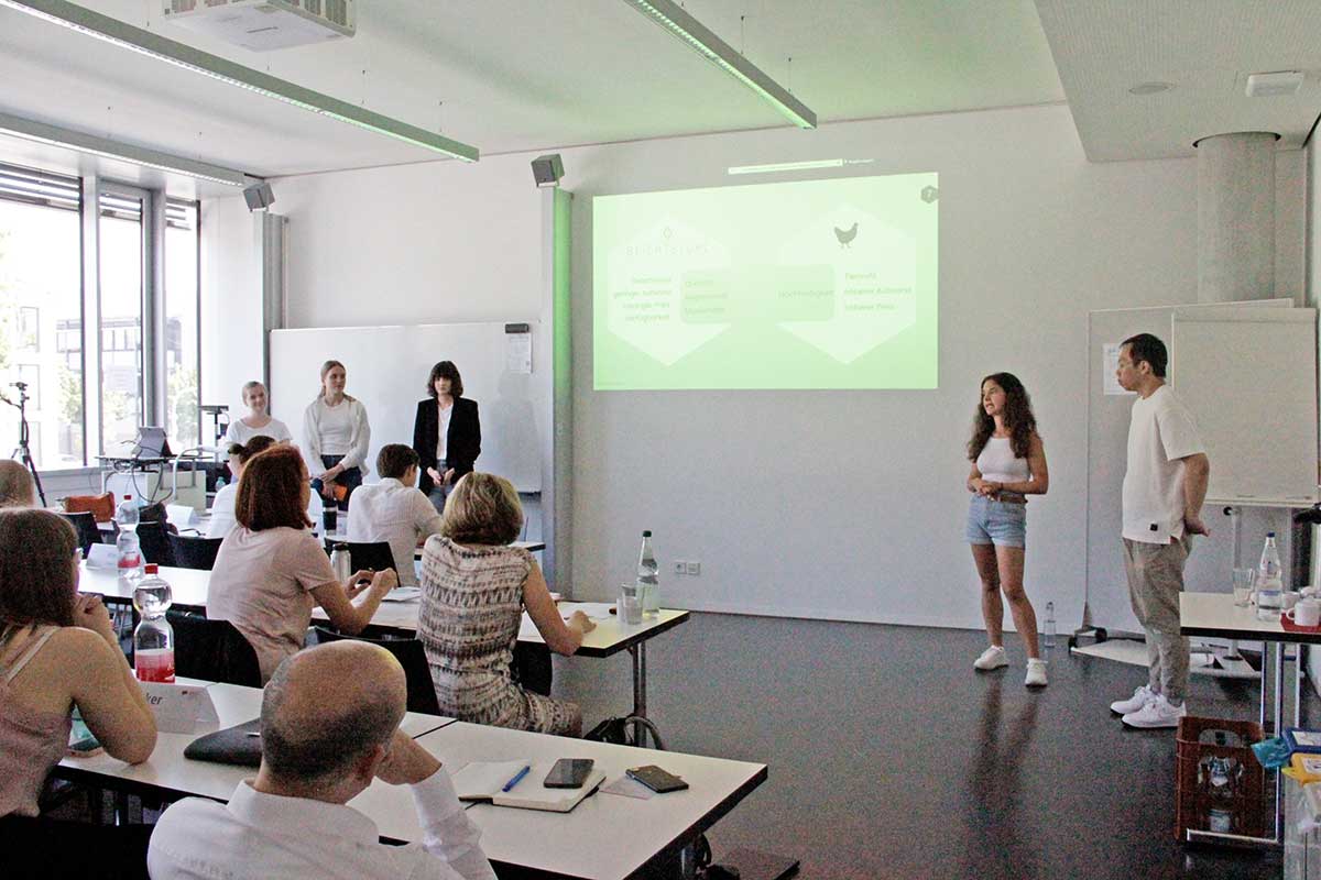 Projekt Wertschöpfungskette Zweiwerthuhn: Studierendengruppe bei der Präsentation der Ergebnisse, Foto: DHBW HN