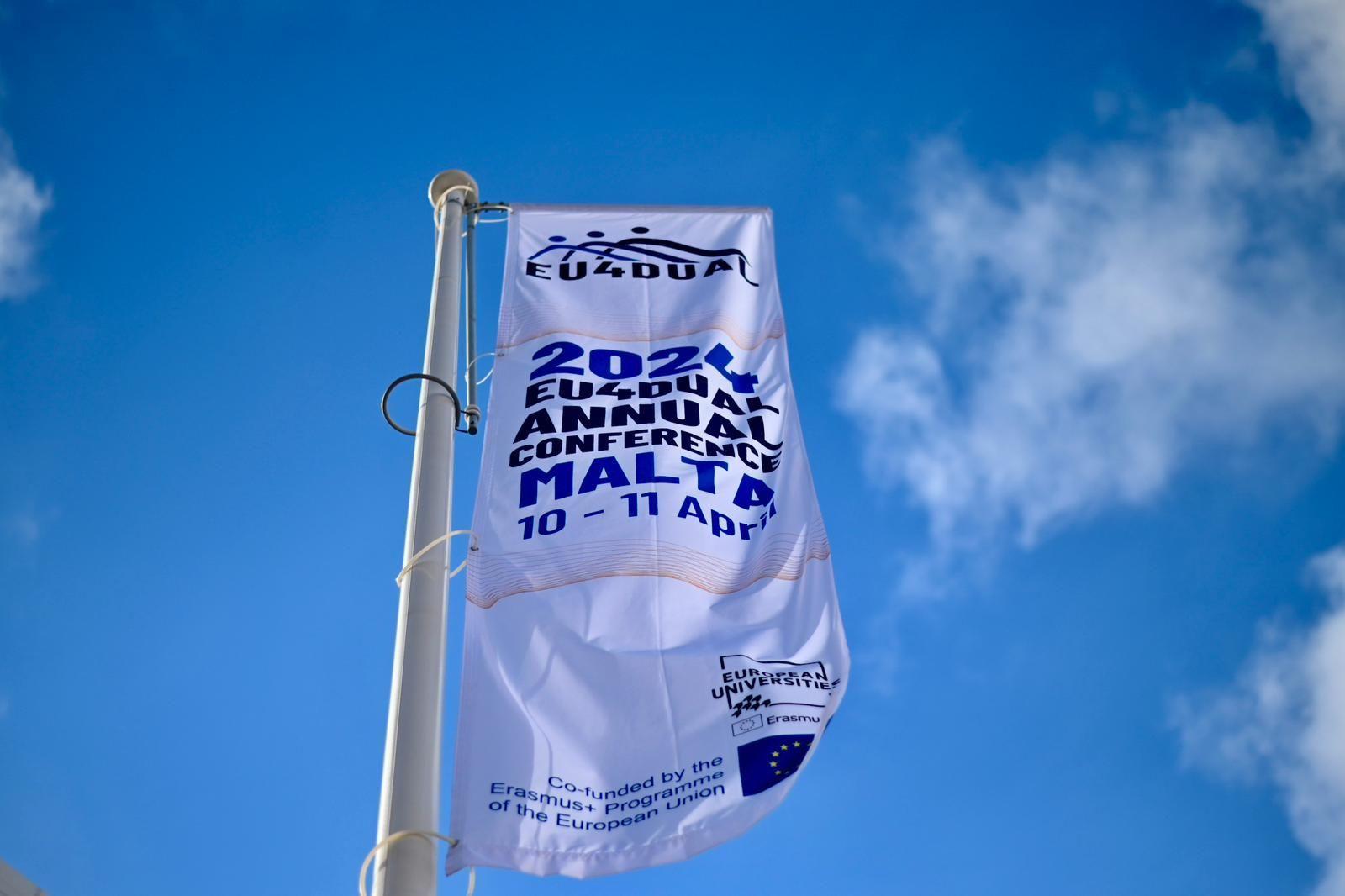 Die erste Annual Conference der europäischen Hochschulallianz EU4Dual fand in Malta statt. Auf dem Bild weht die Flagge vor blauem Himmel. 