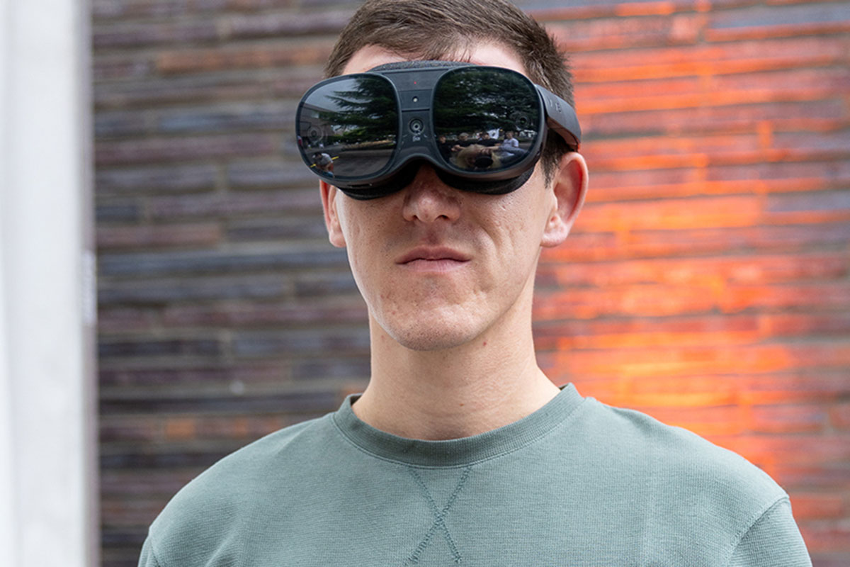 Die Welt durch die VR-Brille sehen - wie die Gadgets im Handel eingesetzt werden können, erforschen unsere Studierenden im Studiengang BWL- Digital Commerce Management. 