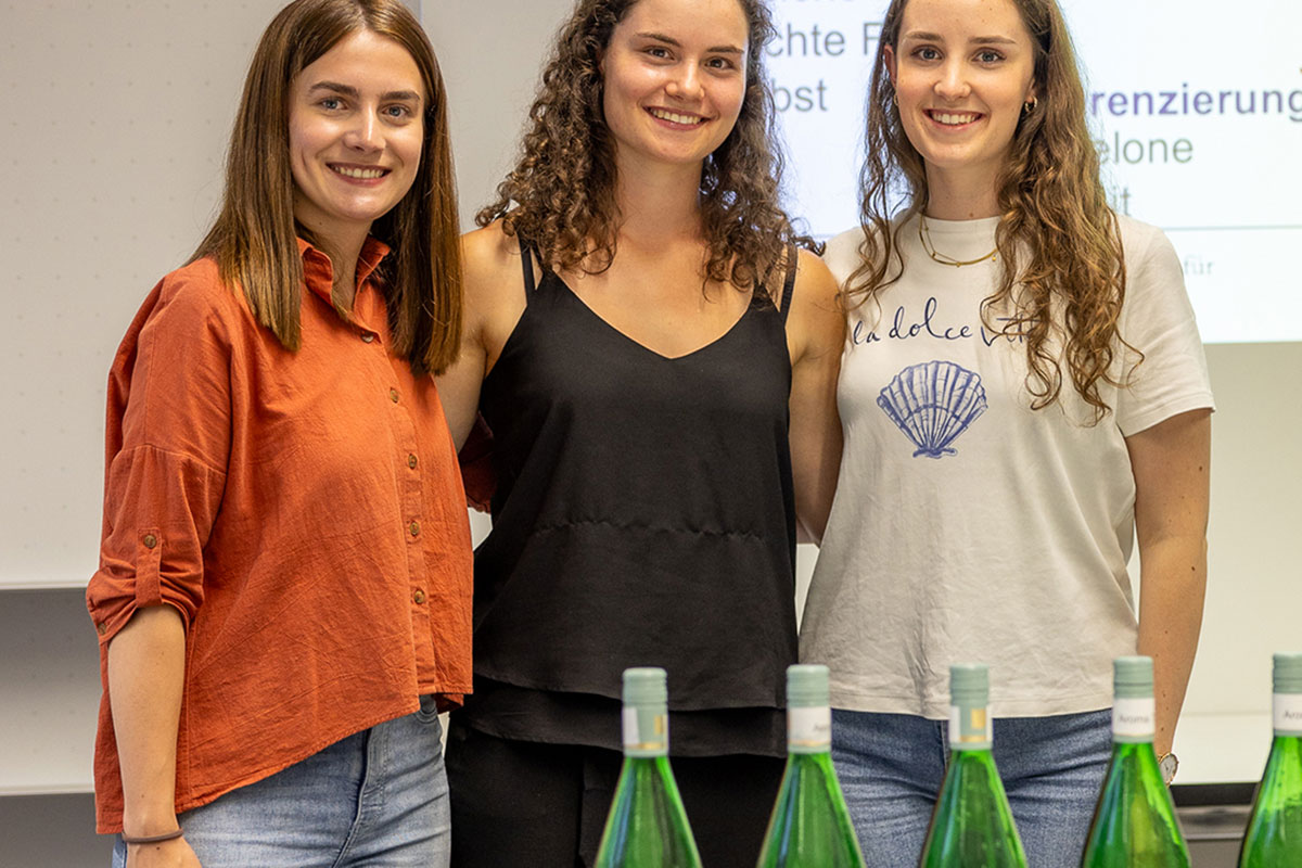 Unsere Studentinnen im Studiengang Wein - Technologie - Management leiteten den Wein-Aromen-Workshop. Danke an Chantal Kirschenlohr, Miriam Gierner und Luisa Schmidt 