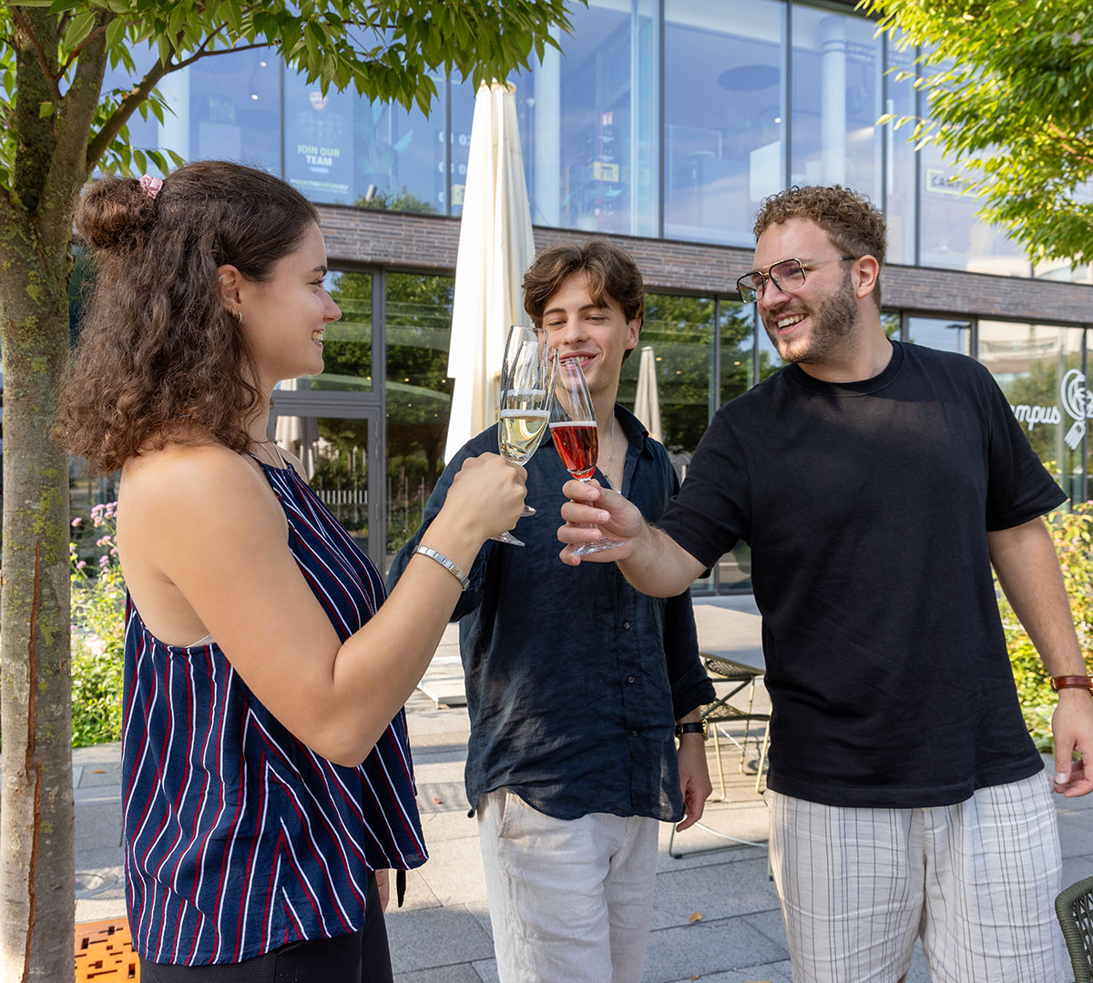 Anstoßen auf den erfolgreichen Launch: Studierende des Studiengangs Wein - Technologie - Management stoßen mit den drei Sektkreationen an. 