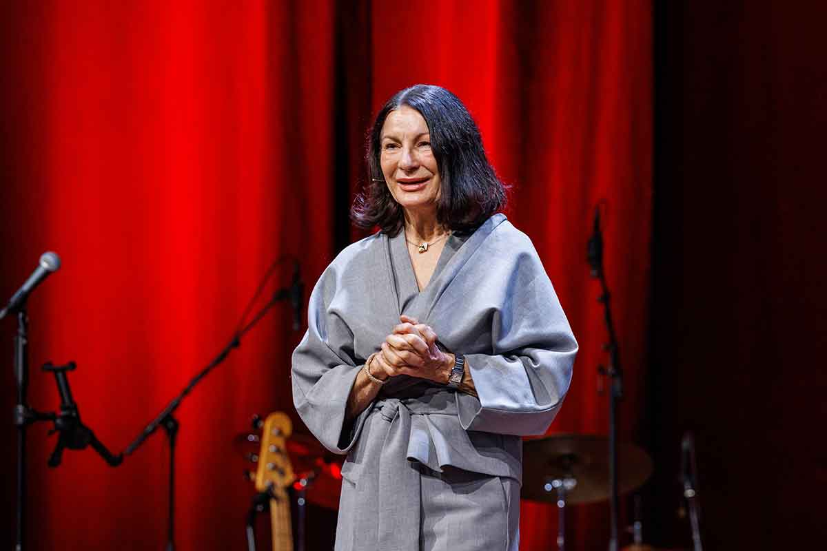 Rektorin Prof. Dr. Nicole Graf begrüßt die Gäste in der Aula des Bildungscampus. 