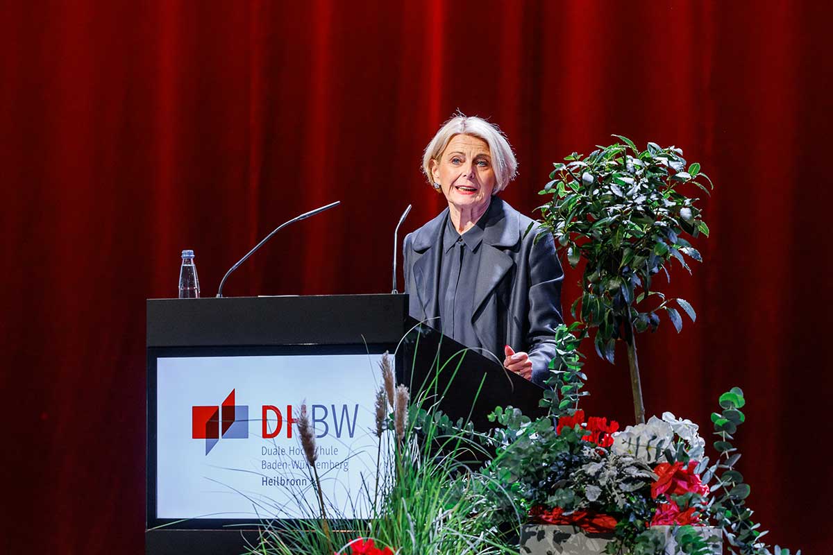 Bürgermeisterin und Vorsitzende des Hochschulrats Agnes Christner riet den Alumni im Saal etwas zu finden, das sie erfüllt und Mensch zu bleiben. 