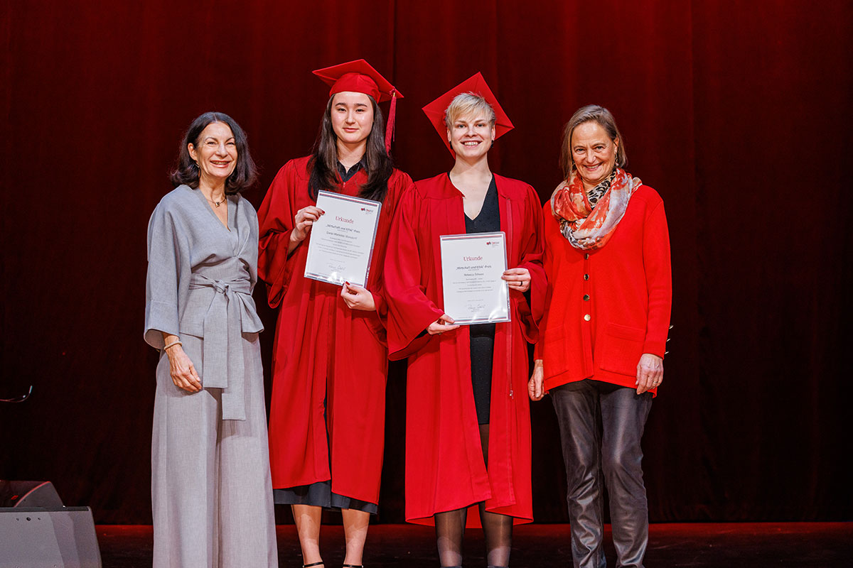 Die Preise für Wirtschaft und Ethik gingen außerdem an die Alumni Danbi Walsdorff und Rebecca Schön aus den Studiengängen Food Management und Handel. 