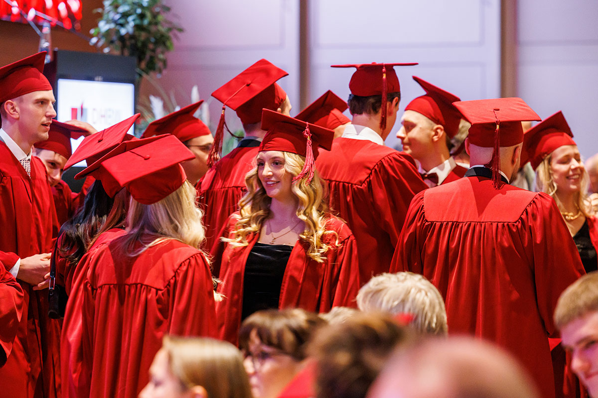 Ein Meer aus rot: Knapp 480 Absolvent*innen aus sechs Studiengängen erhielten ihre Zeugnisse in einer feierlichen Zeremonie. 