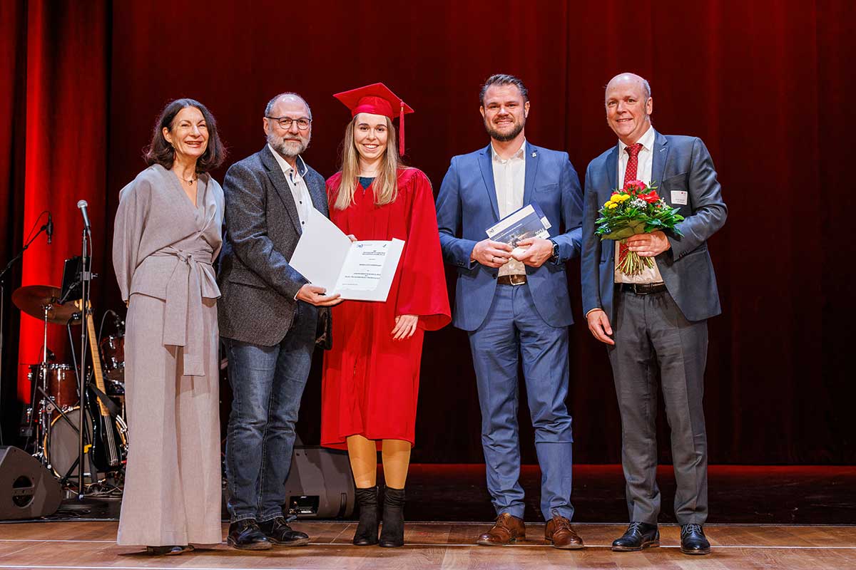 Der zweite Preis der Wirtschaftsjunioren ging an diesem Tag an die Food Management Studentin Annika Götzenberger. Hier in der Mitte mit Rektorin Prof. Dr. Graf, Michael Jung, Andreas Zipf und Sascha Kreß. 