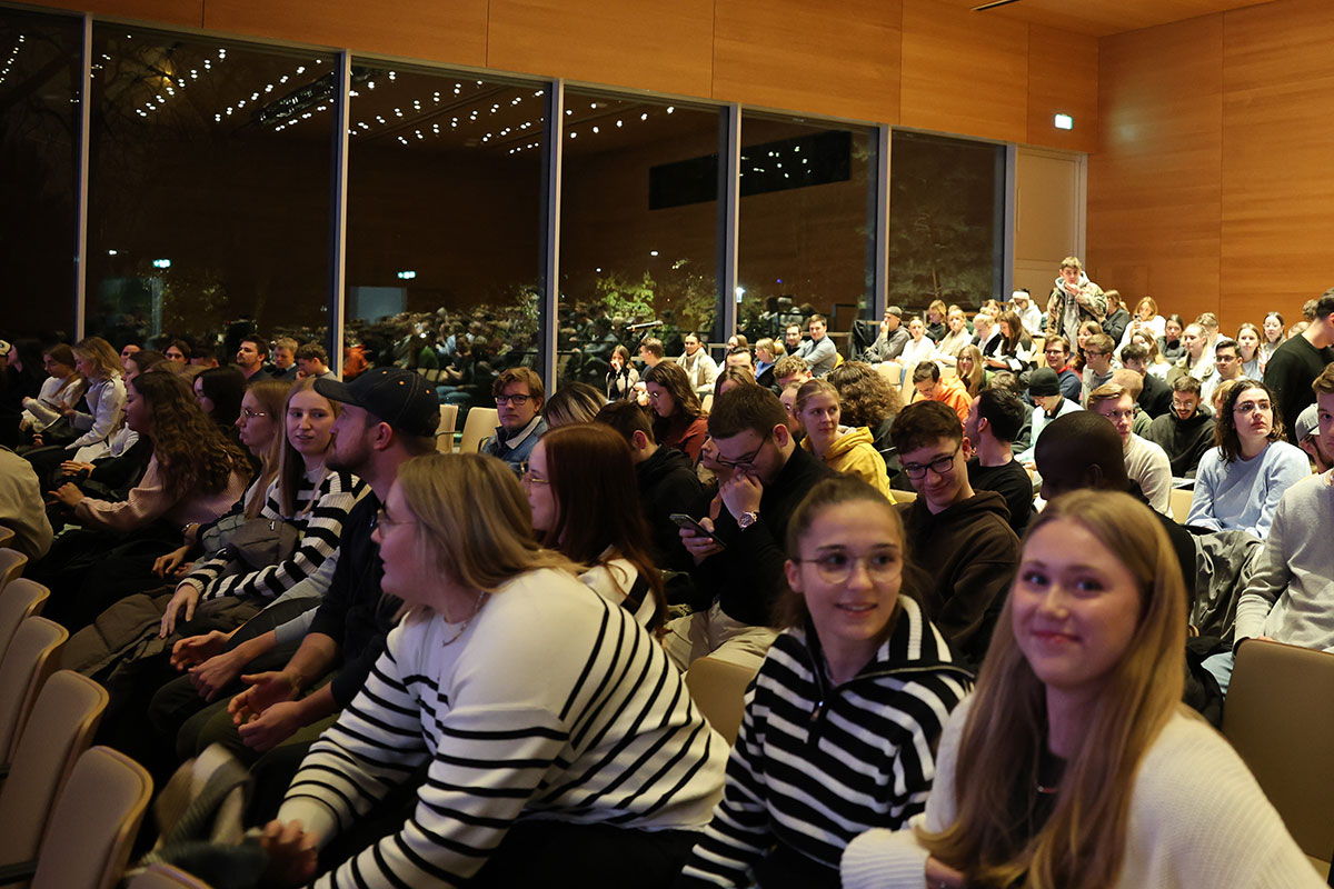 Auch zum Studium Generale im Jubiläumsjahr war die Aula vollbesetzt. 