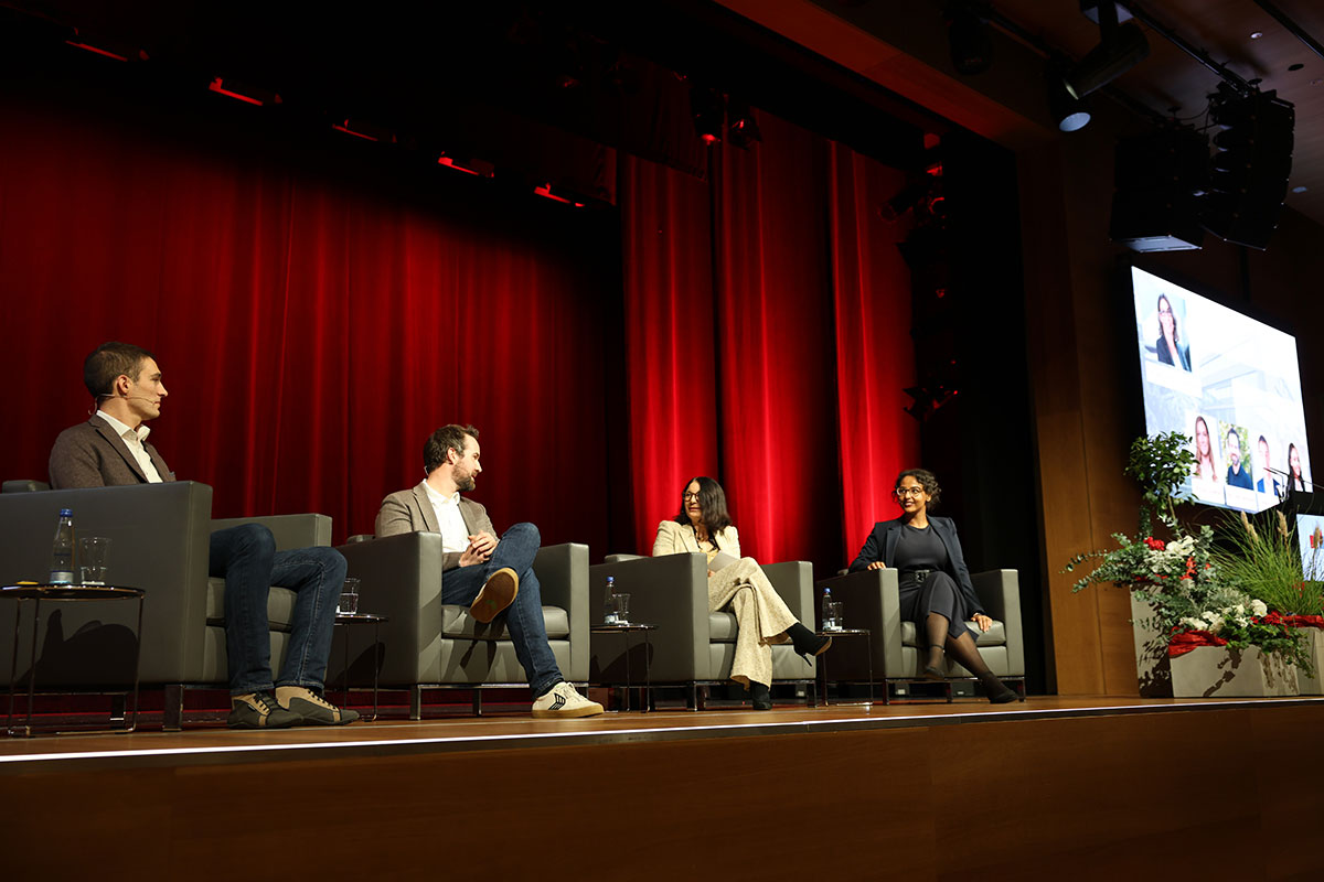 Die Diskussion beschäftigte sich mit den Herausforderungen der Zeit: Amina Mohamed, Max Esser und Dominik Mezger sprachen über Nachhaltigkeit und Digitalisierung. 