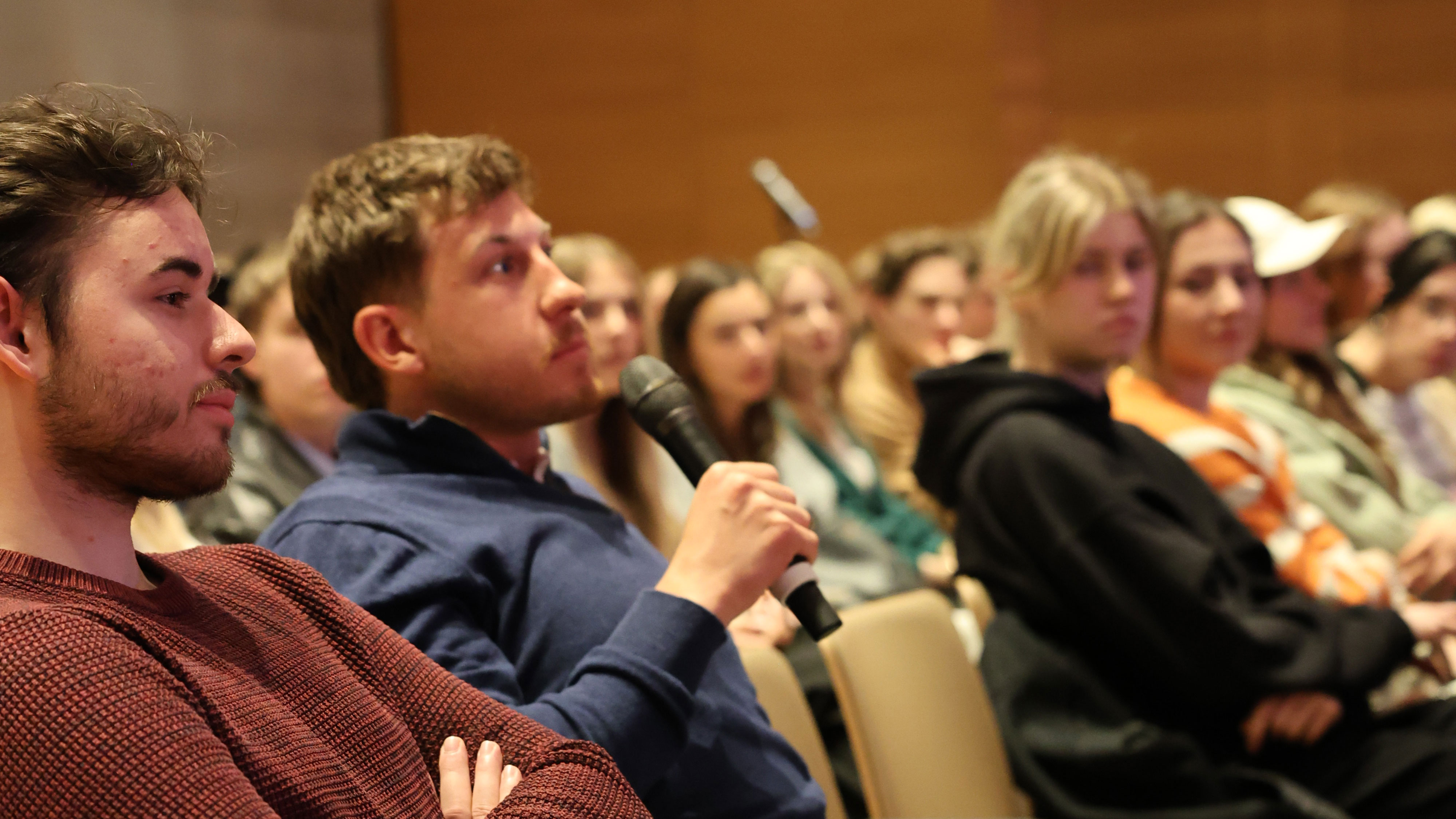 Die Fragen der Studierenden reichten von der wirtschaftlichen Beziehung zwischen Deutschland und Indien bis zur wirtschaftlichen Strategie für die nächsten Monate und Jahre. 