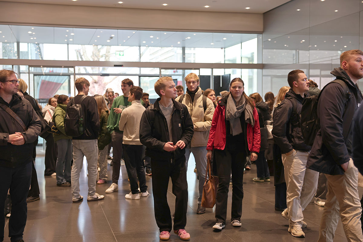 Im Foyer der Aula des Bildungscampus lernten die Erstsemester ihre neuen Kommiliton*innen kennen. 