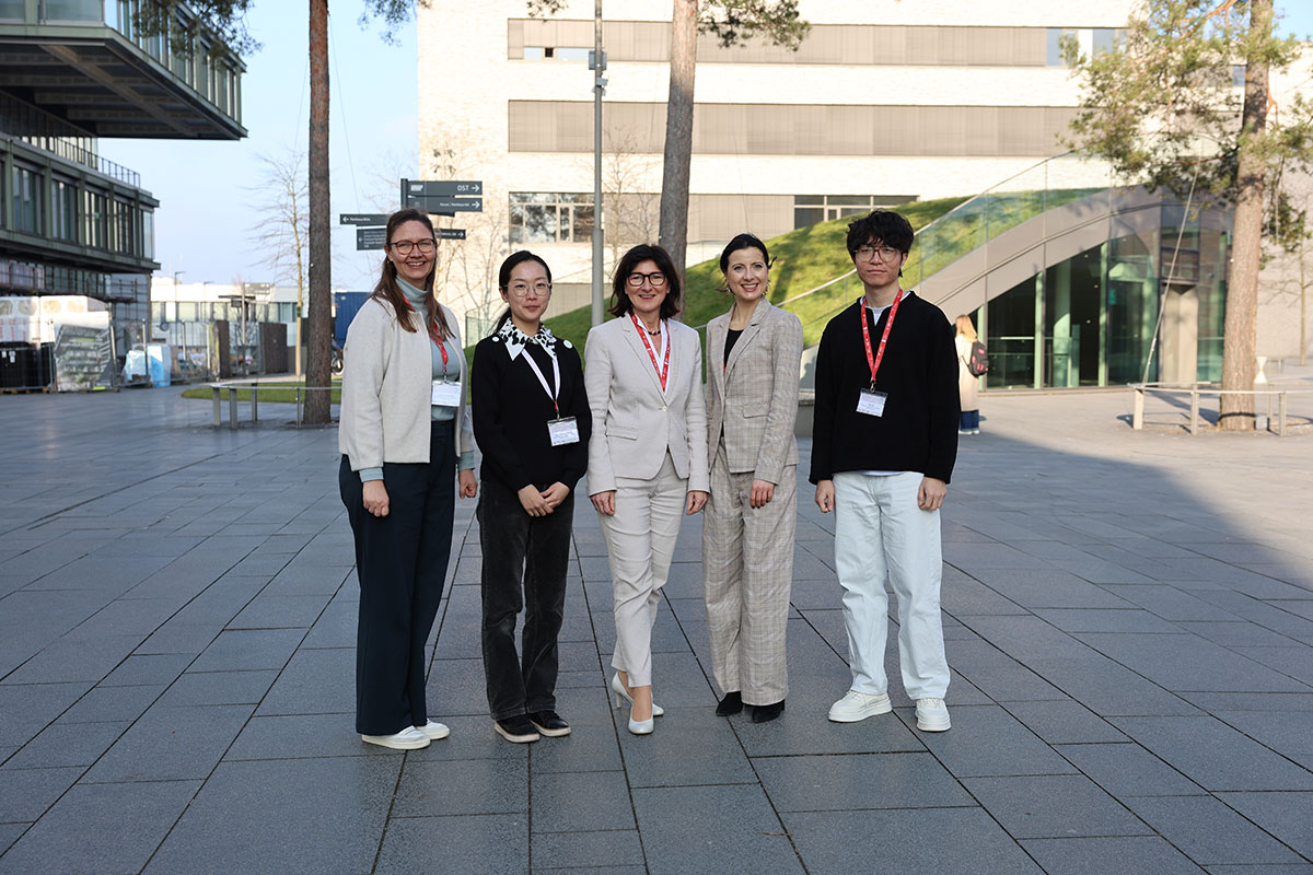 Menopause als heißes Thema: Wie unterstützen Smart Watches und die richtige Ernährung beim Menopausen-Management? Das untersucht das DHBW-Forschungsteam „Personalized Nutrition und Smart Wearables for Menopause Management“ mit Kathrin Friedrichs, Chenhui Wang, Prof. Dr. Katja Lotz, Dr. Dorothea Portius und Tao Hu (v.l.n.r.) 