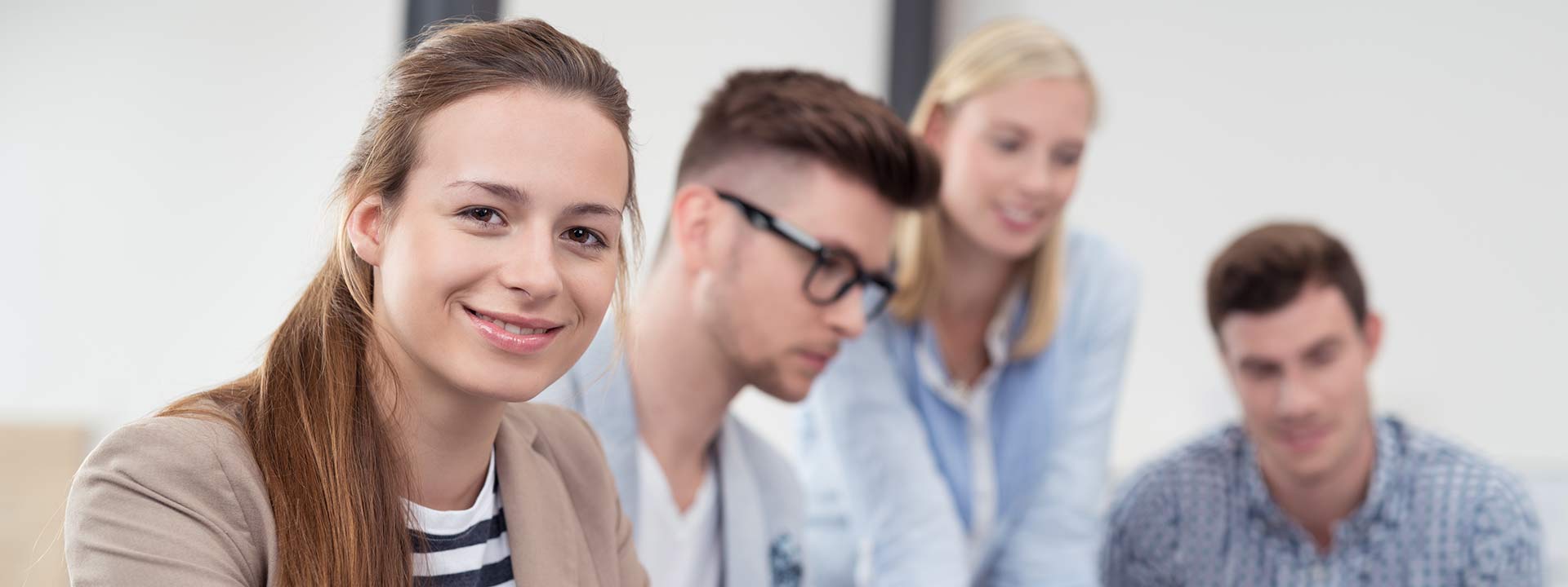 Slider Soziale Arbeit Auf dem Bild sind zwei junge Frauen nd zwei junge Männer zu sehen