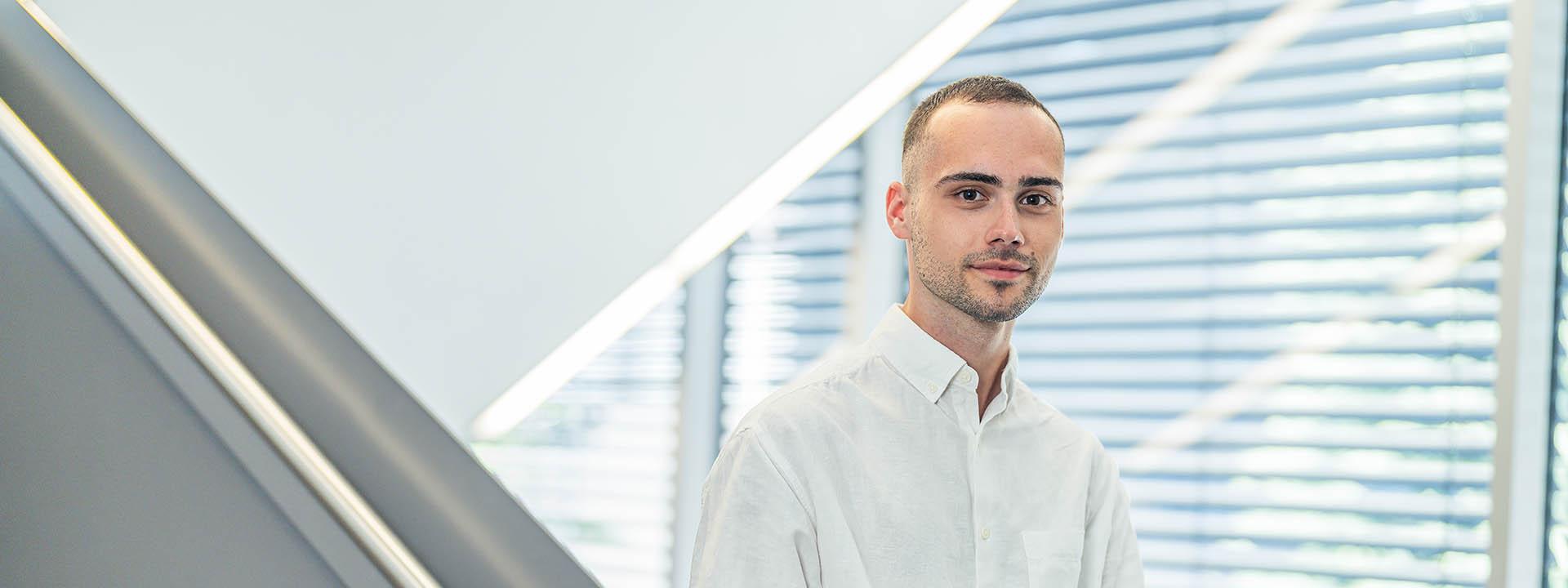 Mann mit weißem Hemd Auf dem Foto ist ein Mann zu sehen, der ein weißes Hemd trägt.