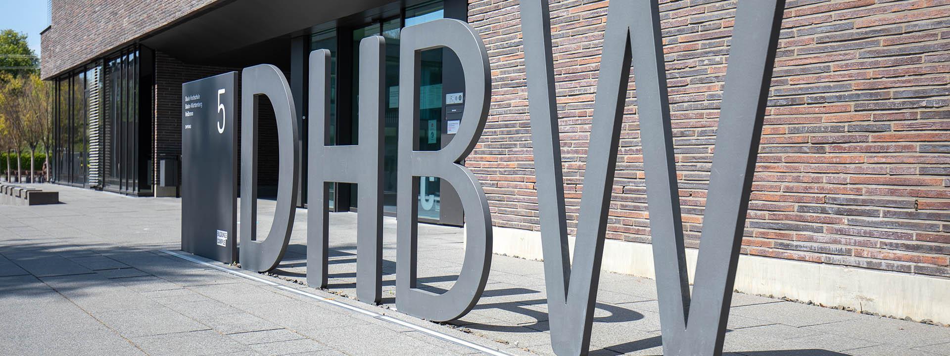 DHBW Schriftzug Auf dem Foto ist der DHBW Schriftzug auf dem Bildungscampus Heilbronn zu sehen.