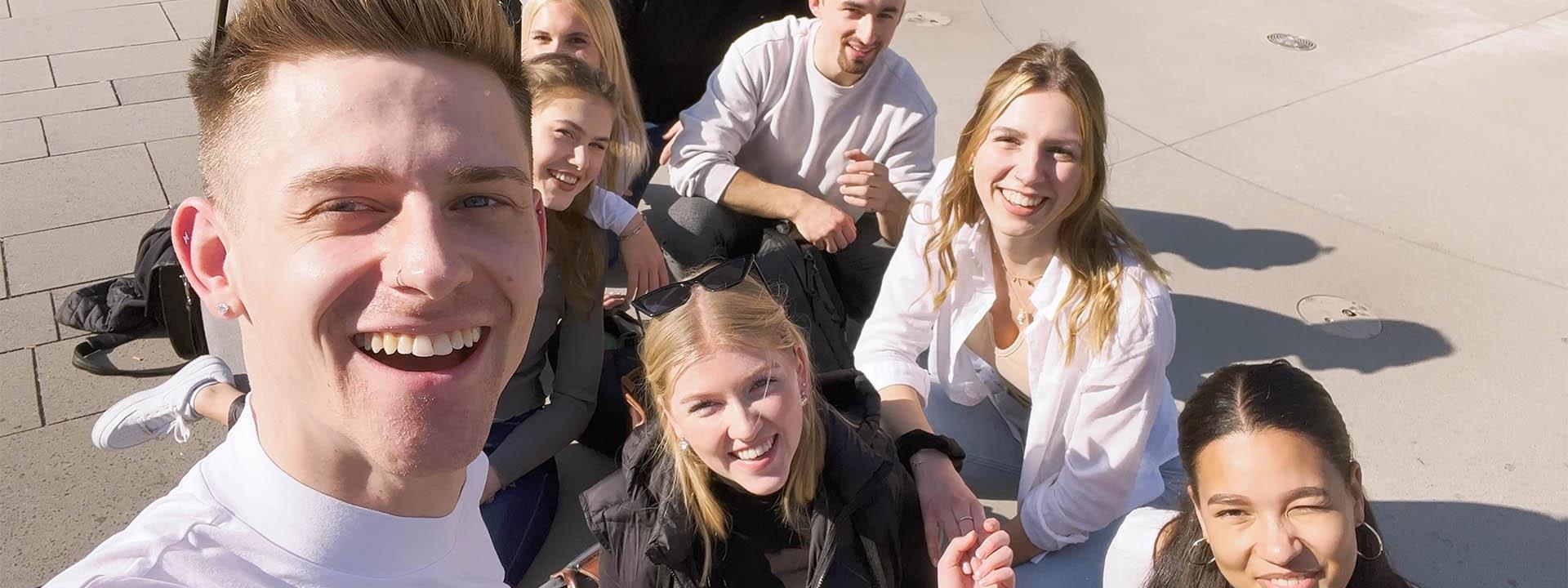 Studierendenselfie Auf dem Foto ist eine Gruppe von Studierenden zu sehen.